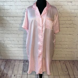 XL Secret Treasures short sleeve button down night shirt. Like new.
